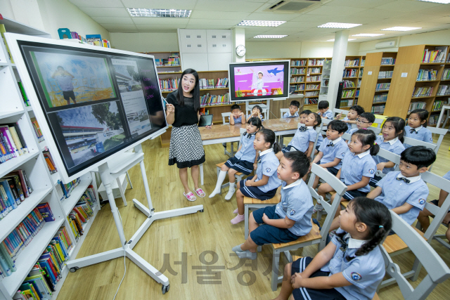 삼성전자가 싱가포르 한국국제학교에 신개념 디지털 필기도구 ‘삼성 플립’을 공급하며 스마트 스쿨 사업에 앞장서고 있다. 450여명의 학생이 재학 중인 한국국제학교에서 55인치 UHD 디스플레이와 펜 기능이 결합된 플립으로 수업이 진행되고 있다./사진제공=삼성전자