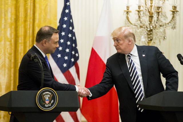 안제이 두다(왼쪽) 폴란드 대통령과 도널드 트럼프 미국 대통령이 18일(현지시간) 백악관에서 악수하고 있다. /워싱턴DC=EPA연합뉴스