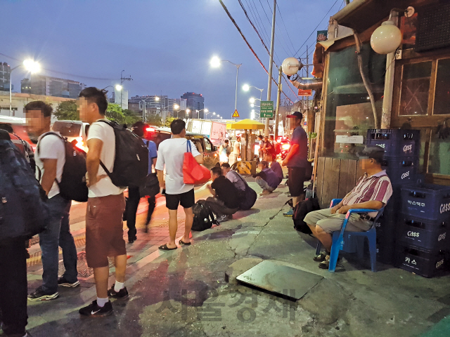 19일 오전 5시 남구로역 일대에서 인부들이 현장으로 가는 승합차를 기다리고 있다. /심우일기자