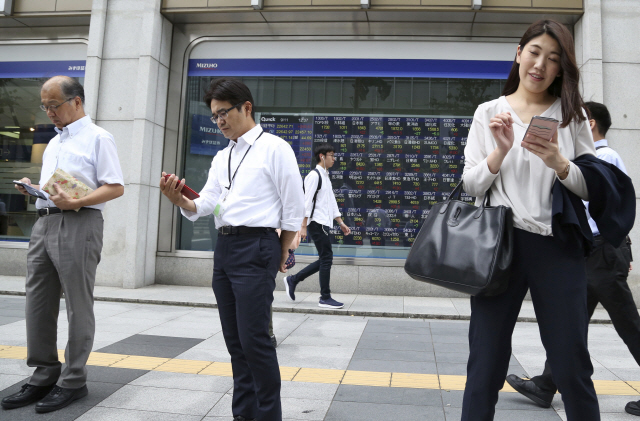 일본 도쿄 시민들이 스마트폰을 사용하고 있다. /도쿄=AP연합뉴스