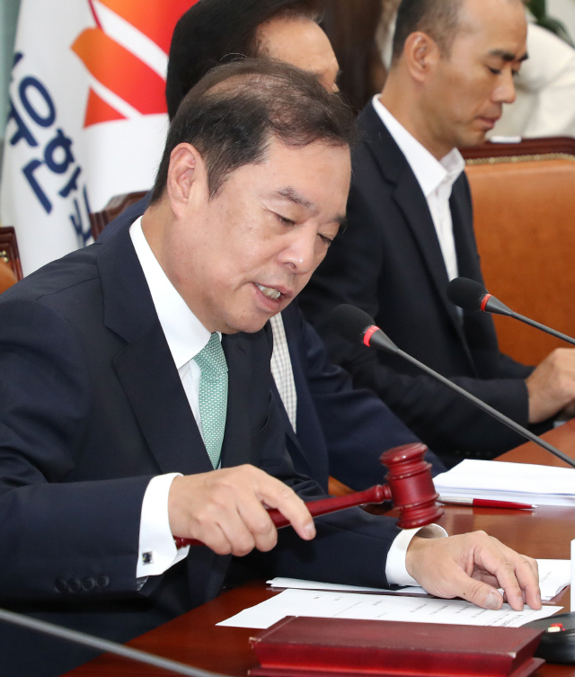 김병준 자유한국당 비상대책위원장이 20일 오전 국회에서 열린 비상대책위원회에서 의사봉을 두드리고 있다./연합뉴스