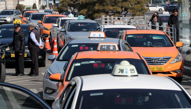 서울시와 법인택시 업계가 택시요금이 인상되더라도 6개월간 사납금을 동결하기로 합의하면서, 요금 인상 추진에도 탄력이 붙을 것으로 전망된다./연합뉴스