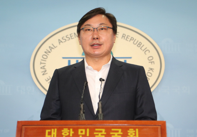 이화영 경기도 평화부지사가 20일 국회 정론관에서 기자회견을 열고 ‘경기도 공공임대주택 20만호 공급’ 계획을 밝히고 있다./연합뉴스