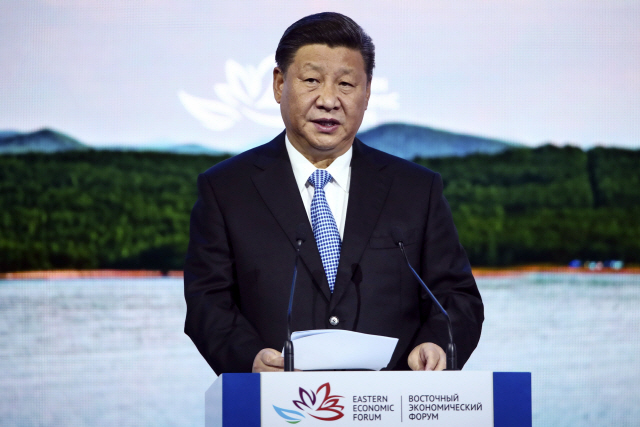 시진핑 중국 국가주석이 12일(현지시간) 러시아 블라디보스토크에서 열린 제4차 동방경제포럼 총회에서 축사를 하고 있다. /AP=연합뉴스