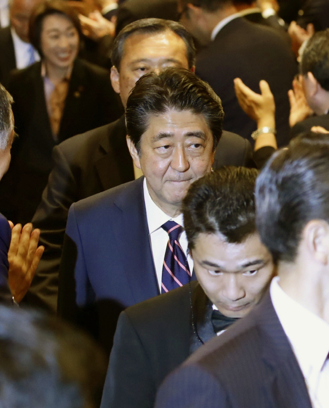 아베 신조(安倍晋三) 일본 총리가 20일 도쿄 자민당 본부에 마련된 차기 총재 선출을 위한 투개표장에 도착했다./연합뉴스