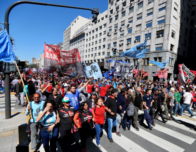 에너지 서비스 비용 인하 등을 요구하는 아르헨티나 시민들이 19일(현지시간) 부에노스 아이레스에서 시위를 벌이고 있다. /부에노스 아이레스=로이터연합뉴스