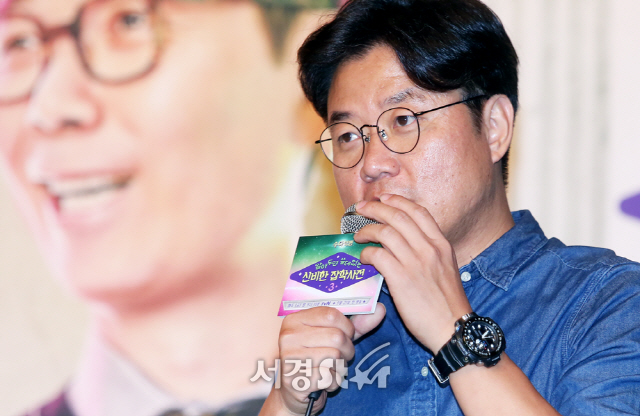 나영석PD가 20일 오전 서울 영등포 타임스퀘어에서 열린 tvN ‘알아두면 쓸데없는 신비한 잡학사전3 (알쓸신잡3)’ 제작발표회에 참석하고 있다.