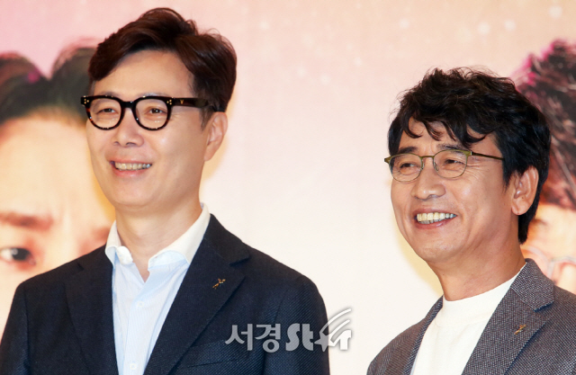 유시민, 김영하 작가가 20일 오전 서울 영등포 타임스퀘어에서 열린 tvN ‘알아두면 쓸데없는 신비한 잡학사전3 (알쓸신잡3)’ 제작발표회에 참석하고 있다.