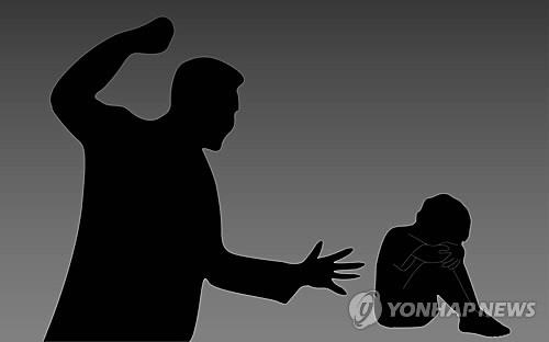 경북의 한 중학교에서 교사가 체벌을 하던 중 학생 2명을 마구 폭행한 사실이 드러나 경찰이 수사에 착수했다./연합뉴스