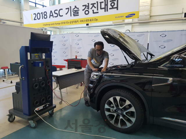 르노삼성자동차가 주최한 서비스협력네트워크 정비기술 경진대회 일반정비 본선에서 참가한 기술자가 정비를 진행하고 있다. /사진제공=르노삼성