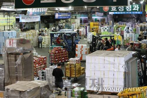 추석을 1주일 앞둔 지난 18일 오후 대구 매천시장에서 상인들이 판매할 과일을 정리하고 있다. /연합뉴스