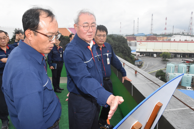 김준(왼쪽 두번째) SK이노베이션 총괄 사장이 울산 CLX내 VRDS 신설 공사 현장을 방문해 직원들에게 ‘일하는 방식의 개혁’을 주문하고 있다. /사진제공=SK이노베이션