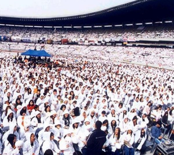 H.O.T. 팬들이 흰색 풍선과 우비를 입고 콘서트를 기다리고 있는 모습.