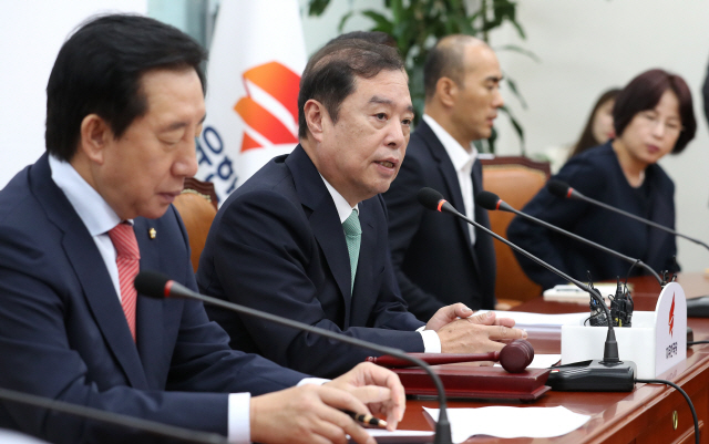 김병준(왼쪽 두번째) 자유한국당 비상대책위원장이 20일 오전 국회에서 열린 비상대책위 회의에서 발언하고 있다. /연합뉴스