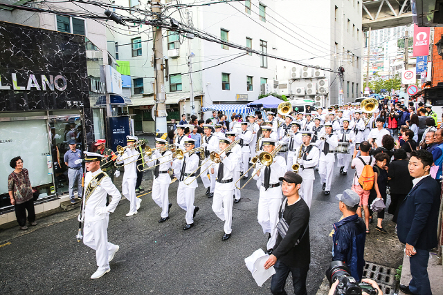 부산관광공사가 10월의 축제로 동래읍성 축제, 영도다리축제, 라라라페스티벌을 선정했다. 사진은 영도스토리 퍼레이드./사진제공=부산관광공사