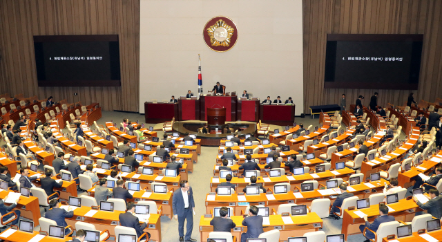 20일 국회에서 열린 본회의에 참석한 국회의원들이 투표에 참여하고 있다. /연합뉴스