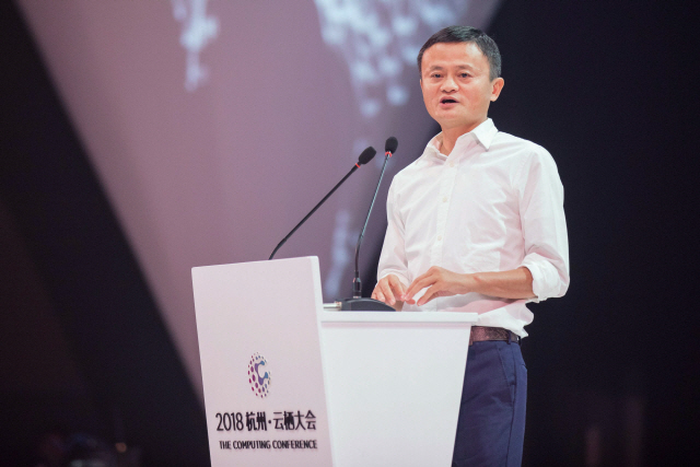 마윈 알리바바그룹 회장이 지난 19일 중국 항저우에서 진행된 ‘2018 컴퓨팅 콘퍼런스’에서 기조강연을 하고 있다. /항저우=AFP연합뉴스