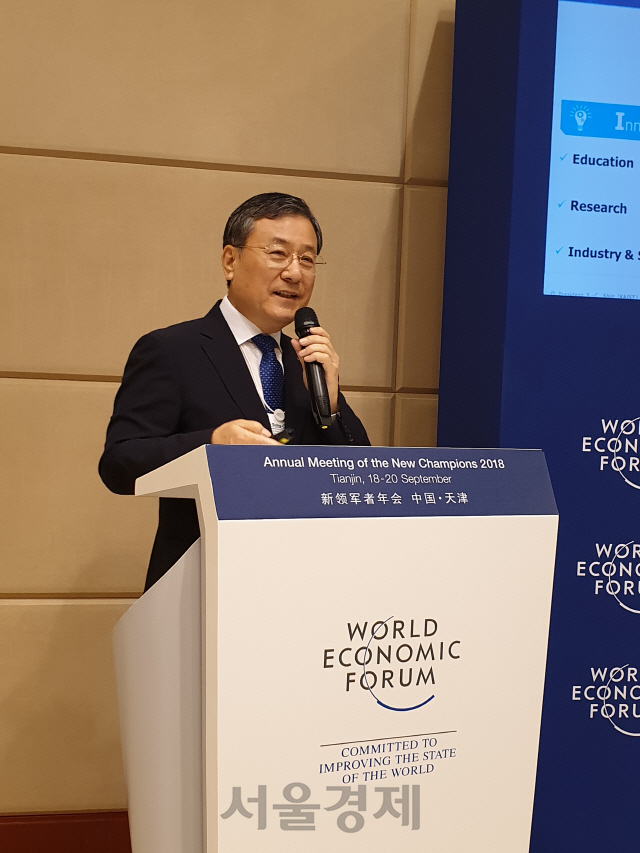 중국 톈진에서 열린 2018 하계 다보스포럼의 아시아 세션에서 신성철 KAIST 총장이‘한국 4차 산업혁명: 기회와 도전’이란 주제로 기조발표를 하고 있다. 사진제공=KAIST