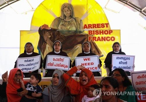 인도 케랄라 주 수녀들이 지난 13일 케랄라 고등법원 앞에서 물라칼 주교를 체포하라고 주장하고 있다./AFP=연합뉴스