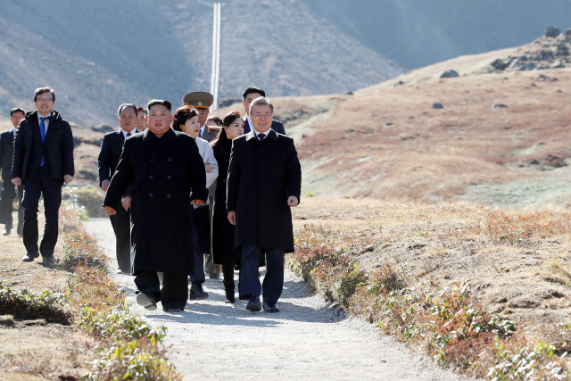 문재인 대통령과 김정은 북한 국무위원장이 지난 20일 오전 백두산 천지 주변을 산책하며 대화하고 있다. /평양사진공동취재단
