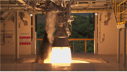 국산 기술로 만드는 우주로켓 ‘누리호’의 심장이 될 75톤급 엔진의 안정성을 검증하기 위해 연소시험을 하고 있다. /사진제공=항우연