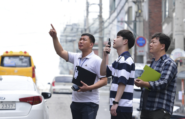 서울 관악경찰서 실종수사팀의 김유현(왼쪽) 경위가 전표민(가운데) 순경, 박상호(오른쪽) 경사와 함께 실종자 탐색을 하고 있다. /송은석기자