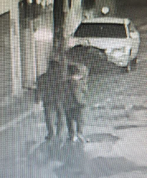 지난 3월 18일 오후 11시 38분께 A씨와 B씨가 함께 집으로 들어가는 모습이 찍힌 CCTV [사진=연합뉴스]