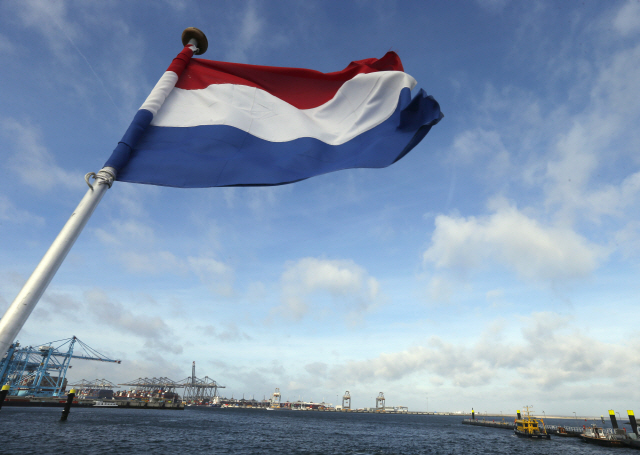 네덜란드 국기가 로테르담 항구에서 펄럭이고 있다. /로테르담=AP연합뉴스
