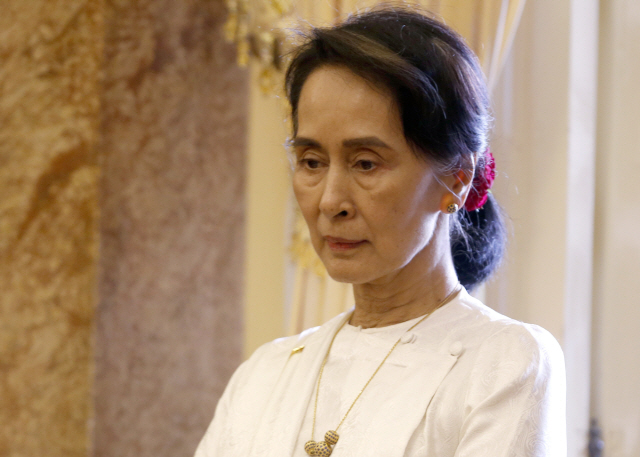 미얀마 실권자 아웅산 수치가 지난 13일(현지시간) 베트남 하노이에서 열린 세계경제포럼(WEF) 아세안 지역회의에 참석해 심각한 표정을 짓고 있다. /하노이=AP연합뉴스