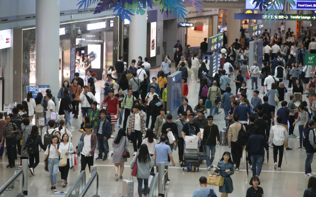 지난 21일 추석 연휴를 앞두고 북적이는 인천공항. /사진=연합뉴스