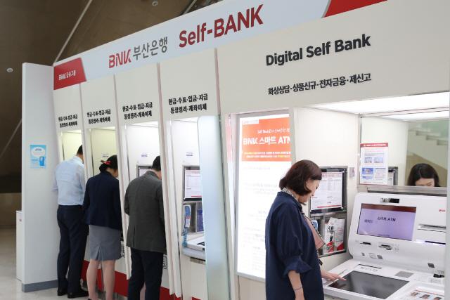 부산은행의 디지털뱅크에서 고객들이 은행업무를 보고 있다. /사진제공=BNK부산은행