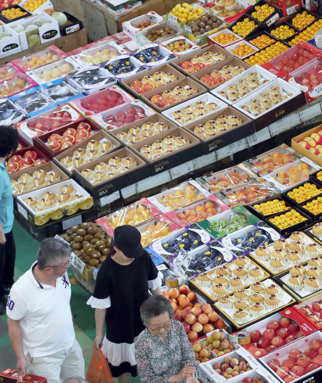 16일 부산 해운대구 반여농산물도매시장에서 추석을 앞두고 시민들이 과일을 살펴보고 있다./연합뉴스