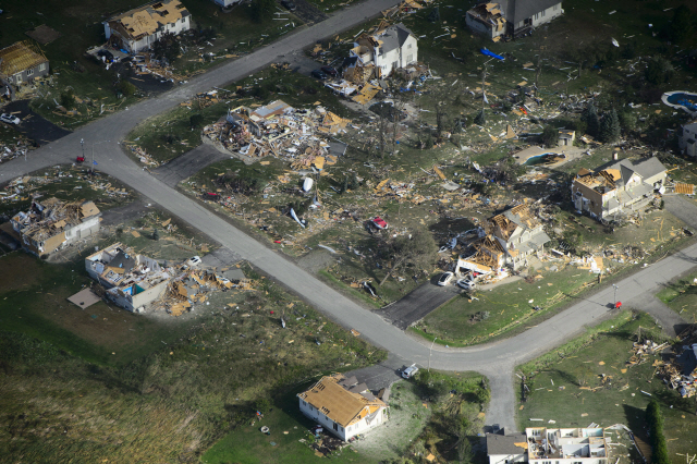 캐나다 온타리오 던로빈의 주택들이 22일(현지시간) 토네이도 피해를 입어 파괴돼 있다. /던로빈=AP연합뉴스