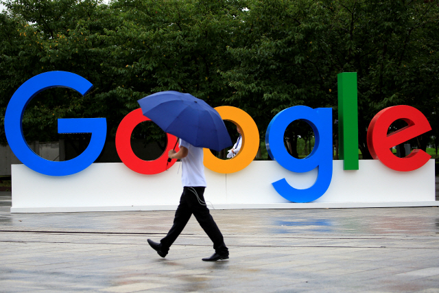 중국의 한 시민이 구글 로고 앞을 지나고 있다. /로이터연합뉴스