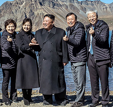 20일 백두산 천지에서 김정은 위원장 내외가  남쪽 수행원들과 기념사진을 찍고 있다. 처음에는 손을 내리고 있었으나, 강경화 외교부 장관으로부터 “남쪽에서 유행하는 손가락 하트를 해보자”는 제안을 받고, 따라하고 있다. 리설주 여사는 김 위원장의 손을 받치고 있다. /사진제공=청와대