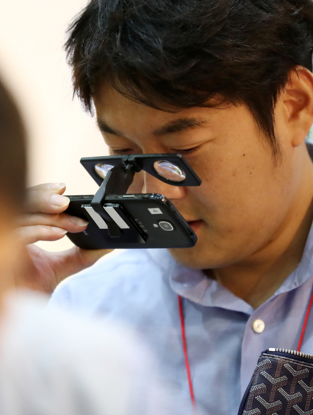 지난 11일 서울 코엑스에서 열린 서울국제소싱페어에서 참가자가 스마트폰 용 3D/VR뷰어를 살펴보고 있다./연합뉴스