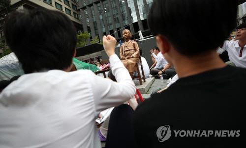 지난달 29일 오후 서울 종로구 옛 일본대사관 앞에서 열린 제1350차 정기수요시위에서 참석자들이 구호를 외치고 있다./연합뉴스