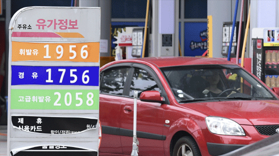 국내 휘발유·경유가 16주 만에 최대폭으로 오른 지난 16일 오전 서울 시내 한 주유소의 휘발윳값이 리터 당 2,000원에 육박하고 있다. 한국석유공사에 따르면 이달 둘째 주 전국 주유소의 평균 휘발유, 경유 판매가격은 각각 1,630.3원, 1,431.3원이다./송은석기자