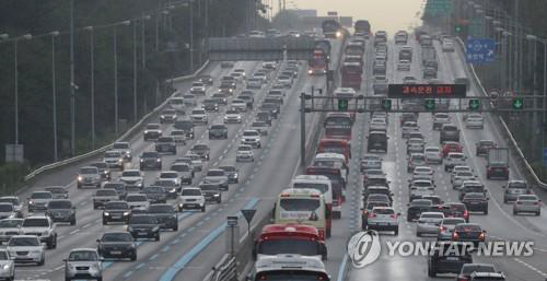 추석을 하루 앞둔 23일 오전 궁내동 서울요금소 인근 경부고속도로 상행선과 하행선 차량이 몰리고 있다./연합뉴스