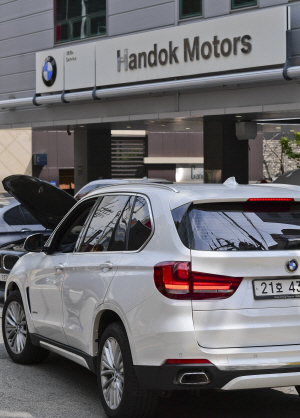 지난 8월 서울시내 한 BMW서비스센터에 점검 받기 위한 자동차들이 줄지어 주차돼 있다./송은석기자