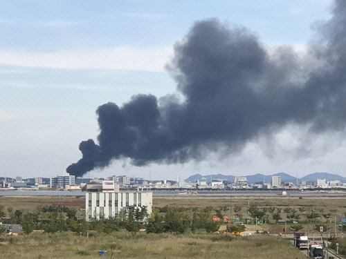 경기 시흥 플라스틱 공장서 불, 건물 2채 태우는 중