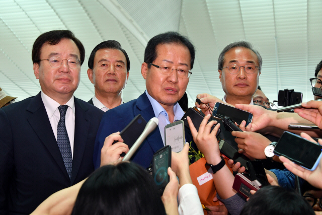 홍준표 전 자유한국당 대표가 11일 오후 인천국제공항을 통해 미국으로 출국 전 취재진의 질문에 답변하고 있다. /영종도=이호재기자.