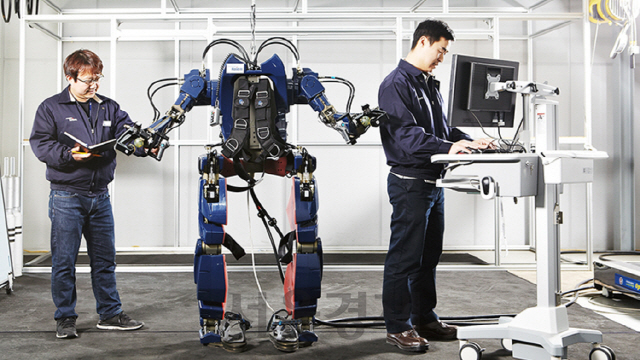 현대차가 제작 중인 입는 로봇 모습. 착용시 작업자의 피로도를 줄여주는 한편 더 큰 힘을 낼 수 있도록 돕는다./사진제공=현대차
