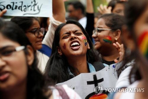 인도 법원, 레즈비언 동거 허가 판결 '게이 금지법' 150년 만에 폐지