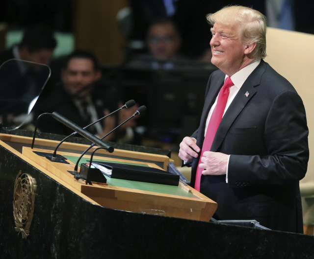 25일(현지시간) 도널드 트럼프 미국 대통령이 미국 뉴욕의 유엔본부에서 열린 유엔총회 일반토론에서 연설을 하던 중 회원국 정상들과 외교관들의 웃음 소리가 나자 머쓱한 듯 웃고 있다./뉴욕=AP연합뉴스