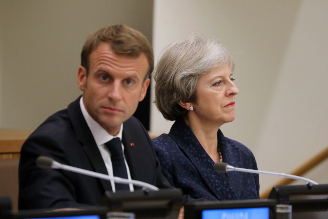 에마뉘엘 마크롱(왼쪽) 프랑스 대통령과 테리사 메이 영국 총리가 25일(현지시간) 뉴욕에서 열린 유엔총회에 참석해 다른 정상들의 발언을 듣고 있다. /뉴욕=AFP연합뉴스