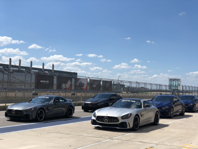 미국 텍사스 오스틴에 위치한 서킷 오브 디 아메리카스(Circuit of the americas)에서 AMG GT와 AMG GT 4도어 63S 4매틱 플러스 차량들이 서킷 주행을 위해 대기하고 있다./사진제공=메르세데스 AMG·벤츠코리아