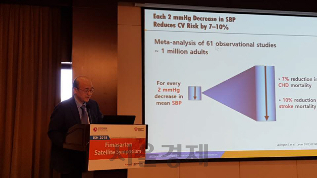 박성하 연세대학교 의대 교수가 지난 22일(현지시간) 중국 베이징 인터네셔널 컨벤션센터에서 개최된 2018세계고혈압학회 ‘피마사르탄 심포지엄’에서 ‘고혈압 관리에서 피마사르탄/암로디핀(듀카브) 단일정 복합제의 유익한 효과’라는 주제로 듀카브 임상 시험 결과를 소개하고 있다./사진제공-보령제약