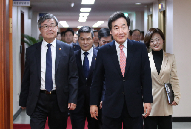 이낙연 국무총리가 27일 오전 서울 종로구 정부서울청사에서 열린 국무회의에 이재갑(왼쪽부터) 신임 고용노동부 장관, 정경두 국방부 장관, 진선미(오른쪽) 여성가족부 장관과 함께 입장하고 있다. /연합뉴스