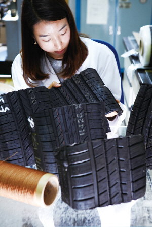 효성기술원 연구원이 타이어 보강재인 타이어코드를 점검하고 있다. /사진제공=효성